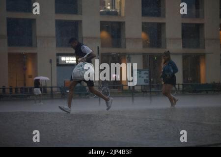 Berlin, Allemagne. 15th août 2022. Les passants traversent la Pariser Platz sous une forte pluie. Credit: Carsten Koall/dpa/Alay Live News Banque D'Images