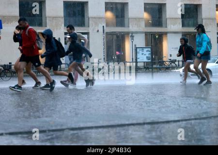 Berlin, Allemagne. 15th août 2022. Les passants traversent la Pariser Platz sous une forte pluie. Credit: Carsten Koall/dpa/Alay Live News Banque D'Images