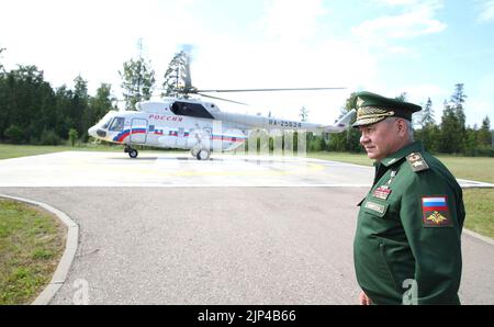 Kubinka, Russie. 15th août 2022. Le ministre russe de la Défense, Sergei Shoigu, attend l'arrivée du Président Vladimir Poutine pour la cérémonie d'ouverture du Forum technique militaire international de 2022 et du Parc patriotique des forces armées des Jeux internationaux de l'Armée, 15 août 2015, à Kubinka, en Russie. Credit: Mikhail Klimentyev/Kremlin Pool/Alamy Live News Banque D'Images