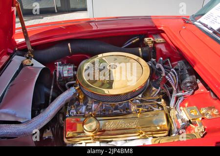 pièces de moteur plaquées or dans une corvette chevrolet des années 60 au salon oldtimer de cologne, vue sur le compartiment moteur Banque D'Images