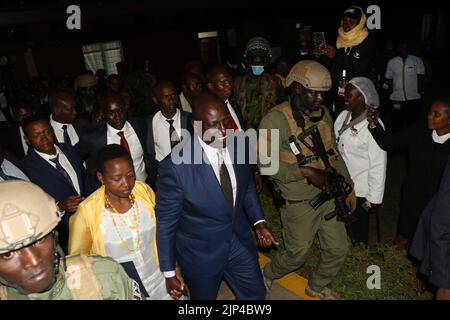 Nairobi, Kenya. 15th août 2022. William Ruto (C, Front) quitte un centre de talliing à Nairobi, Kenya, le 15 août 2022. Le vice-président du Kenya, William Ruto, a remporté l'élection présidentielle, a annoncé lundi soir le président de la commission électorale. Crédit : Allan Mutiso/Xinhua/Alay Live News Banque D'Images