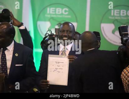 Nairobi, Kenya. 15th août 2022. William Ruto (C) présente un certificat pour confirmer sa victoire à l'élection présidentielle dans un centre de calcul à Nairobi, Kenya, le 15 août 2022. Le vice-président du Kenya, William Ruto, a remporté l'élection présidentielle, a annoncé lundi soir le président de la commission électorale. Credit: Joy Nabukewa/Xinhua/Alay Live News Banque D'Images