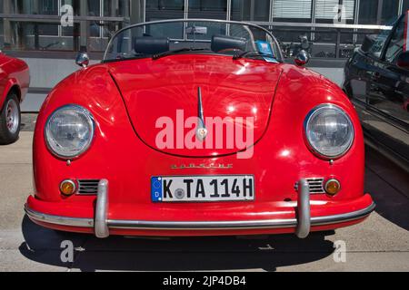 Red Porsche 356, 1600 Super Cabrio des années 50 à l'exposition oldtimer à Cologne, Allemagne, vue de face Banque D'Images