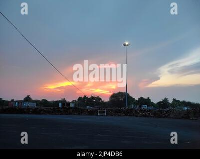 Un beau court-circuit de la beauté de la nature des nuages et des arbres de la saison de la mousson Banque D'Images