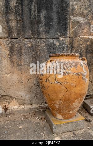 grande urne grecque en terre cuite ou pot d'huile d'olive, grand pot grec ancien, pot à huile d'olibe romain, pot de stockage en terre cuite utilisé comme décoration dans un jardin. Banque D'Images