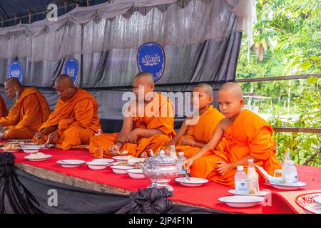 Offre de nourriture ou don de nourriture aux moines thaïlandais dans le cadre d'un rituel religieux et bouddhiste en Thaïlande Asie du Sud-est