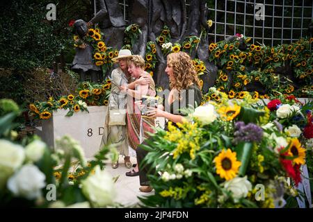 2022-08-15 20:29:44 LA HAYE - des fleurs sont posées au Monument de l'Indisch pendant la commémoration nationale de la capitulation du Japon sur 15 août 1945. La Fondation nationale de commémoration 15 août 1945 organise chaque année cette commémoration au cours de laquelle toutes les victimes de la guerre contre le Japon et de l'occupation japonaise des anciennes Antilles néerlandaises sont commémorées. ANP PHIL NIJHUIS pays-bas - belgique Banque D'Images