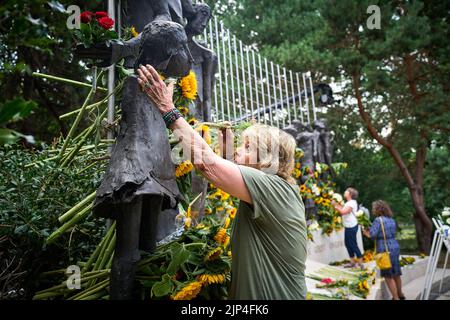 2022-08-15 20:26:33 LA HAYE - des fleurs sont posées au Monument de l'Indisch pendant la commémoration nationale de la capitulation du Japon sur 15 août 1945. La Fondation nationale de commémoration 15 août 1945 organise chaque année cette commémoration au cours de laquelle toutes les victimes de la guerre contre le Japon et de l'occupation japonaise des anciennes Antilles néerlandaises sont commémorées. ANP PHIL NIJHUIS pays-bas - belgique Banque D'Images