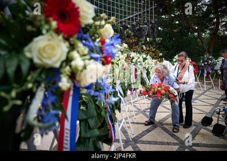 2022-08-15 20:25:34 LA HAYE - des fleurs sont posées au Monument de l'Indisch pendant la commémoration nationale de la capitulation du Japon sur 15 août 1945. La Fondation nationale de commémoration 15 août 1945 organise chaque année cette commémoration au cours de laquelle toutes les victimes de la guerre contre le Japon et de l'occupation japonaise des anciennes Antilles néerlandaises sont commémorées. ANP PHIL NIJHUIS pays-bas - belgique Banque D'Images