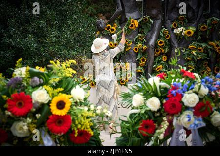 2022-08-15 20:29:14 LA HAYE - des fleurs sont posées au Monument de l'Indisch pendant la commémoration nationale de la capitulation du Japon sur 15 août 1945. La Fondation nationale de commémoration 15 août 1945 organise chaque année cette commémoration au cours de laquelle toutes les victimes de la guerre contre le Japon et de l'occupation japonaise des anciennes Antilles néerlandaises sont commémorées. ANP PHIL NIJHUIS pays-bas - belgique Banque D'Images