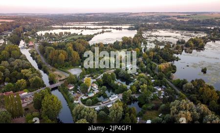 Un tir de drone de lacs et de la rivière somme dans la commune de long en France Banque D'Images