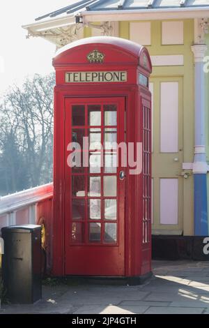 Un cliché vertical d'un magnifique kiosque téléphonique rouge à Londres, au Royaume-Uni Banque D'Images