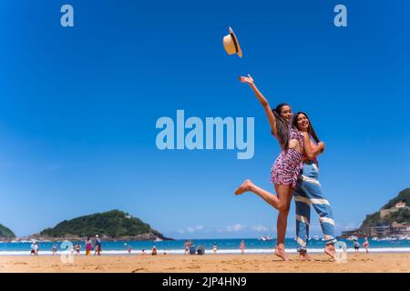 Deux sœurs se posent magnifiquement à la plage et s'amusent pendant les vacances d'été Banque D'Images