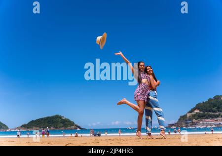 Deux sœurs se posent magnifiquement à la plage et s'amusent pendant les vacances d'été Banque D'Images