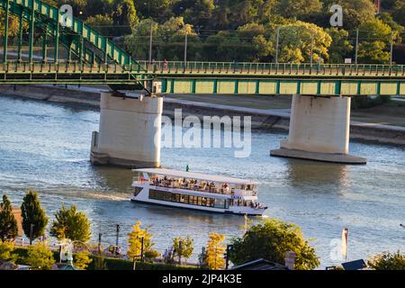 Ancien pont vert métallique au-dessus de la Sava, construit en 1884, détruit pendant la guerre mondiale de 1st, rénové en 1921 ans, à Belgrade, capitole de Serbie Banque D'Images