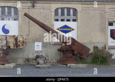 Un morceau d'équipement militaire historique à la plage d'Omaha près de la zone d'atterrissage en Normandie Banque D'Images