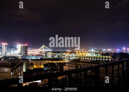 Vue panoramique de nuit sur Belgrade, (Beograd en serbe), ou le Danube et la partie ancienne mais aussi nouvelle de la ville Banque D'Images