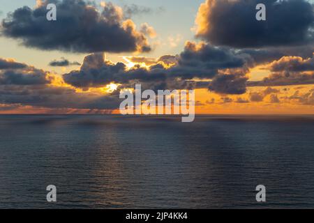 Vue à couper le souffle sur la mer avec un coucher de soleil spectaculaire, vu d'un point de vue charmant et rustique à Cabo Mondego, au Portugal. Banque D'Images