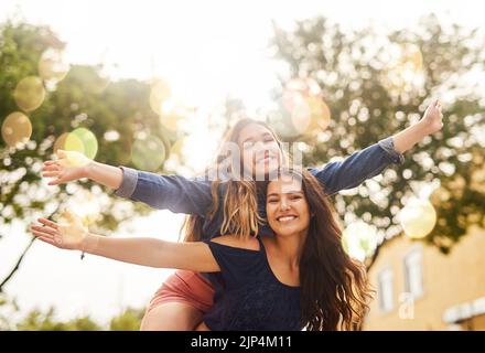 Le bonheur est contagieux, alors propagé. Photo en bas angle de deux meilleures amies de sexe féminin en ville. Banque D'Images