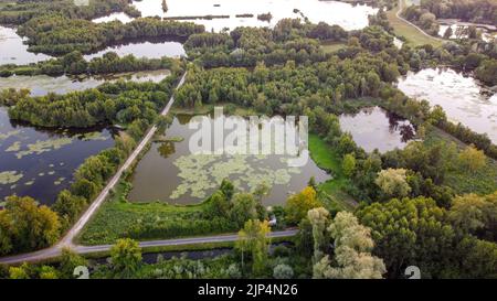 Une vue aérienne des lacs et de la somme en Picardie, dans le nord de la France, capturée à la lumière du jour Banque D'Images