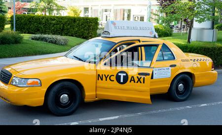 Yellow Ford Crown Victoria taxi New York City sur le plateau lors du tournage d'une scène de film au Sofia Business Park à Sofia, Bulgarie, Europe, Balkans Banque D'Images