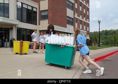 Bloomsburg, États-Unis 15th août 2022. Les étudiants utilisent un bac pour déplacer leurs effets personnels dans le hall de leur résidence à l'université de Bloomburg, en Pennsylvanie, sur 15 août 2022. (Photo de Paul Weaver/Sipa USA) crédit: SIPA USA/Alay Live News Banque D'Images