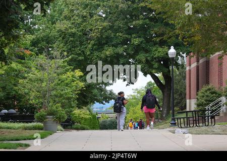 Bloomsburg, États-Unis 15th août 2022. Les étudiants sont vus marcher sur le campus de l'université de Bloomburg pendant la semaine de déménagement à Bloomsburg, Pennsylvanie, sur 15 août 2022. (Photo de Paul Weaver/Sipa USA) crédit: SIPA USA/Alay Live News Banque D'Images