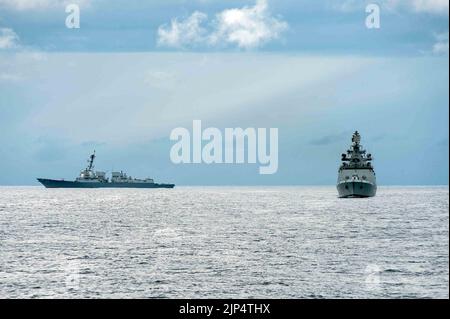 Le destroyer à missiles guidés USS Chung-Hoon (DDG 93), à gauche, et la frégate multirôle STEALTH DE classe Shivalik DE la Marine indienne INS Sahyadri (F49) manœuvrent tout en effectuant un exercice de recherche et de sauvetage pendant l'exercice Malabar 2016 Banque D'Images