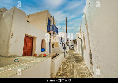 Une vue imprenable sur une route étroite entourée de bâtiments blancs dans le village de Chora Banque D'Images