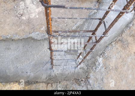 Renforcement fixé dans le béton - la future colonne de béton. Pour un bâtiment en construction Banque D'Images