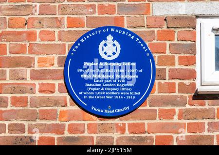 Une plaque bleue sur Glamis Road marque le site du Drill Hall des Poplar & Stepney Rifles. Banque D'Images