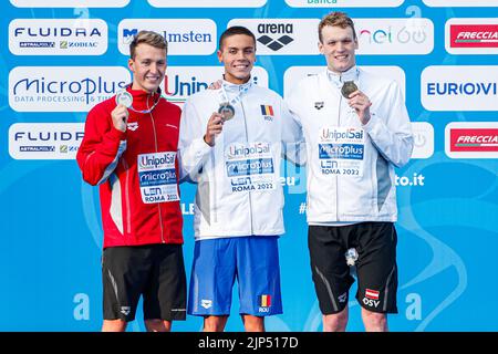 ROME, ITALIE - AOÛT 15 : Antonio Djakovic de Suisse, David Popovici de Roumanie, Felix Auboeck d'Autriche lors de la cérémonie de la victoire libre des hommes 200m à l'Aquatics européen Roma 2022 au Stadio del Nuoto on 15 août 2022 à Rome, Italie (photo par Nikola Krstic/Orange Pictures) Banque D'Images