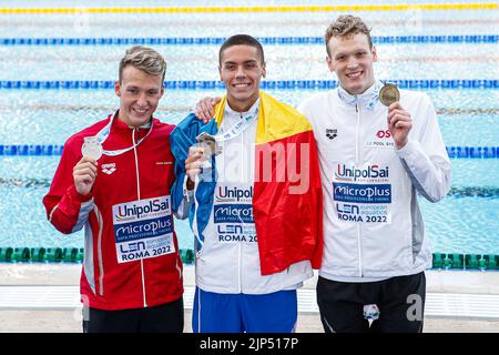 ROME, ITALIE - AOÛT 15 : Antonio Djakovic de Suisse, David Popovici de Roumanie, Felix Auboeck d'Autriche lors de la cérémonie de la victoire libre des hommes 200m à l'Aquatics européen Roma 2022 au Stadio del Nuoto on 15 août 2022 à Rome, Italie (photo par Nikola Krstic/Orange Pictures) Banque D'Images