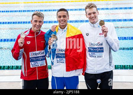 ROME, ITALIE - AOÛT 15 : Antonio Djakovic de Suisse, David Popovici de Roumanie, Felix Auboeck d'Autriche lors de la cérémonie de la victoire libre des hommes 200m à l'Aquatics européen Roma 2022 au Stadio del Nuoto on 15 août 2022 à Rome, Italie (photo par Nikola Krstic/Orange Pictures) Banque D'Images