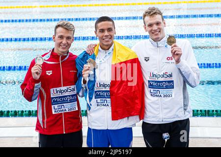 ROME, ITALIE - AOÛT 15 : Antonio Djakovic de Suisse, David Popovici de Roumanie, Felix Auboeck d'Autriche lors de la cérémonie de la victoire libre des hommes 200m à l'Aquatics européen Roma 2022 au Stadio del Nuoto on 15 août 2022 à Rome, Italie (photo par Nikola Krstic/Orange Pictures) Banque D'Images