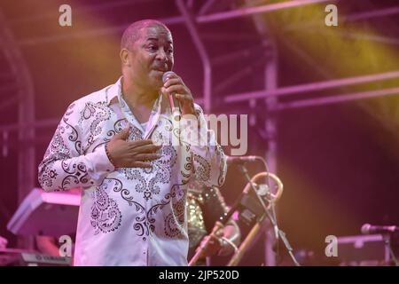 Shawn D. McQuiller (alias ShawnyMac), guitariste et chanteur avec le groupe funk Soul et disco américain, Kool and the Gang, se produit sur scène au Boomtown Fair Festival. Boomtown est un festival de musique britannique qui se tient chaque année sur le Matterley Estate dans le parc national de South Downs, près de Winchester. Kool & The Gang est un groupe américain de R&B/soul/funk formé à Jersey City, dans le New Jersey, en 1964 par les frères Robert 'Kool' Bell et Ronald Bell, avec Dennis 'Dee Tee' Thomas, Robert 'brochet' Mickens, Charles Smith, George Brown et Ricky West. Ils ont subi de nombreux changements dans le personnel et ont exploré Banque D'Images