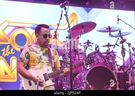 Rick Marcel, guitariste et chanteur avec le groupe de rock américain Kool and the Gang, joue en direct sur scène au Boomtown Fair Festival. Boomtown est un festival de musique britannique qui se tient chaque année sur le Matterley Estate dans le parc national de South Downs, près de Winchester. Kool & The Gang est un groupe américain de R&B/soul/funk formé à Jersey City, dans le New Jersey, en 1964 par les frères Robert 'Kool' Bell et Ronald Bell, avec Dennis 'Dee Tee' Thomas, Robert 'brochet' Mickens, Charles Smith, George Brown et Ricky West. Ils ont subi de nombreux changements dans le personnel et ont exploré de nombreux styles musicaux thro Banque D'Images