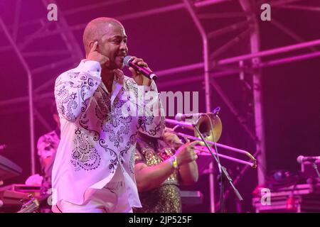 Shawn D. McQuiller (alias ShawnyMac), guitariste et chanteur avec le groupe funk Soul et disco américain, Kool and the Gang, se produit sur scène au Boomtown Fair Festival. Boomtown est un festival de musique britannique qui se tient chaque année sur le Matterley Estate dans le parc national de South Downs, près de Winchester. Kool & The Gang est un groupe américain de R&B/soul/funk formé à Jersey City, dans le New Jersey, en 1964 par les frères Robert 'Kool' Bell et Ronald Bell, avec Dennis 'Dee Tee' Thomas, Robert 'brochet' Mickens, Charles Smith, George Brown et Ricky West. Ils ont subi de nombreux changements dans le personnel et ont exploré Banque D'Images