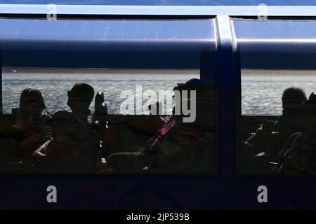 Beluga point, Alaska, États-Unis. 27th juillet 2022. Un train touristique, incluant les passagers de la croisière Princess, passe par Beluga point, au sud d'Anchorage, en Alaska, sur la route entre Anchorage et Seward, mercredi 27 juillet 2022. (Image de crédit : © Mark Hertzberg/ZUMA Press Wire) Banque D'Images