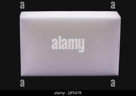 Bloc en mousse de polyester, utilisé pour la finition de mastic fin, la construction civile ou le nettoyage de véhicules, arrière-plan noir isolé, espace de copie Banque D'Images