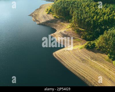 Vue aérienne des bois entourant le réservoir de Thruscross dans le North Yorkshire faisant partie de la série de réservoirs Yorkshire Water. Banque D'Images