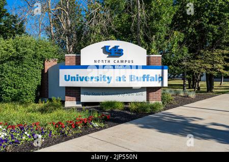 Amherst, NY - 29 juillet 2022 : panneau à l'entrée de la route Flint à l'université du campus nord de Buffalo de l'université d'État de New York. UB est l'un des Banque D'Images