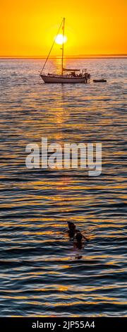 Coucher de soleil derrière un match à Totland Bay, île de Wight Banque D'Images