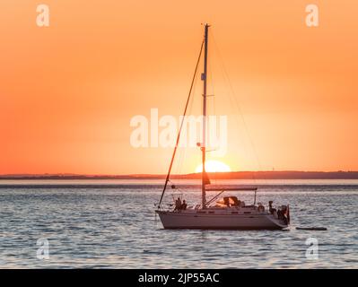 Coucher de soleil derrière un match à Totland Bay, île de Wight Banque D'Images