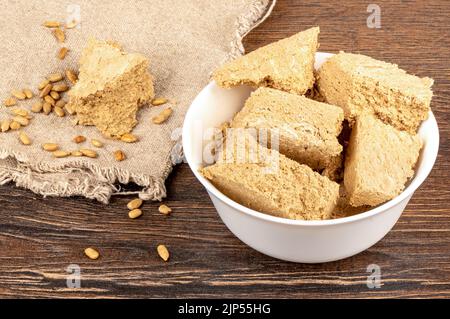 La halva de tournesol et les graines de tournesol dans un bol et sur un gros burlap. Gros plan. Banque D'Images