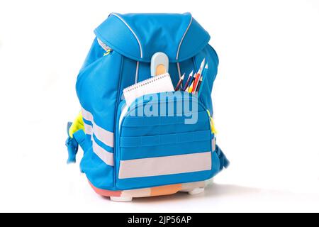 Sac à dos classique de couleur pour l'école avec fournitures. Préparation pour l'école. Retour à l'école Banque D'Images