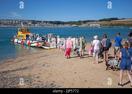 Personnes attendant de monter à bord de Padstow à Rock Ferry. Cornouailles, Angleterre Banque D'Images