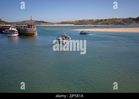 Bateau quittant Padstow Harbour. Cornouailles Angleterre Banque D'Images