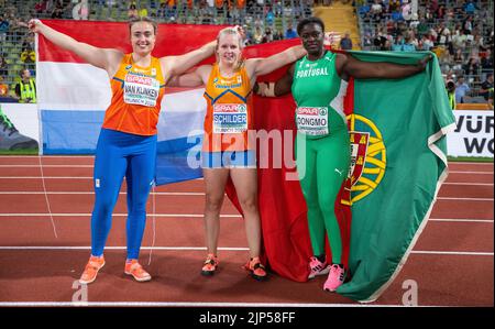 Munich, Allemagne. 15th août 2022. Championnats d'Europe, Championnat d'Europe, athlétisme, tir mis, finale, Femmes au stade olympique. Jorinde van Klinken (l-r) des pays-Bas (bronze), Jessica Schilder des pays-Bas (or) et Auriol Dongmo du Portugal (argent) célèbrent après la compétition. Credit: Sven Hoppe/dpa/Alay Live News Banque D'Images