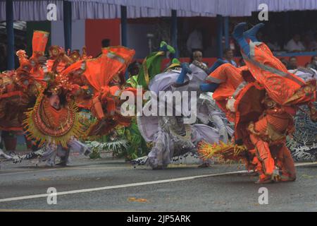 Kolkata, Inde. 16th août 2022. KOLKATA, INDE - 15 AOÛT : des danseurs folkloriques de Purulia exécutent la danse 'Chhou' à l'occasion du 75th jour de l'indépendance sur la route rouge de 15 août 2022 à Kolkata, Inde. (Photo de Samir Jana/Hindustan Times/Sipa USA ) Credit: SIPA USA/Alay Live News Banque D'Images